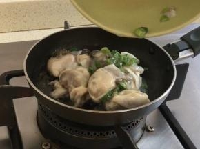 油热加入生蚝，小火慢煎