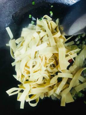 放入焯好水的豆腐皮继续翻炒