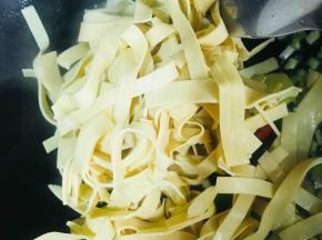 放入焯好水的豆腐皮继续翻炒