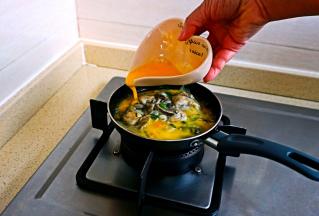 沿锅边淋入蛋液