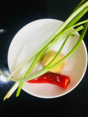 准备好葱姜和美人椒