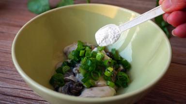 淀粉，轻轻拌匀