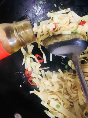 调入蚝油继续翻炒均匀