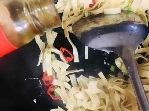 调入蚝油继续翻炒均匀