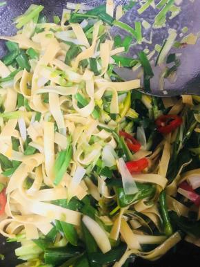 拌匀入味即可出锅装盘