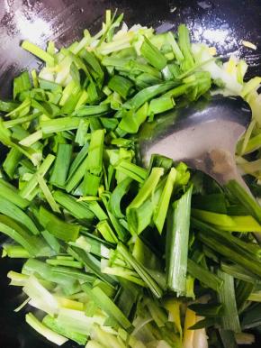 再倒入蒜叶炒至断生