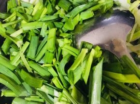 再倒入蒜叶炒至断生