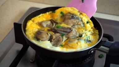 小火慢慢煎至蛋液凝固