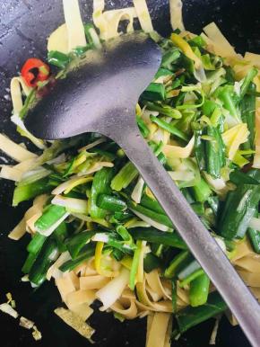 最后倒入炒好的青蒜