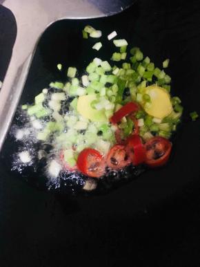 烧至五成热时放入葱姜和美人椒爆香