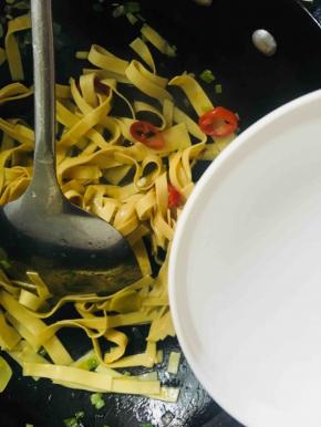 放入适量的清水大火烧开