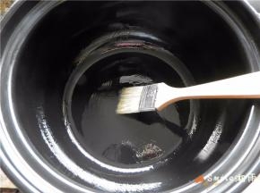 准备一个黑乐砂砂锅，洗净、擦干，在锅底抹一层薄薄的油。