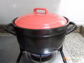 将砂锅子移至火上，大火煮开后立即转小火，盖上盖子焖煮（火要非常小，外围那圈火也要打开），将米饭煮至8成熟。