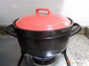 将砂锅子移至火上，大火煮开后立即转小火，盖上盖子焖煮（火要非常小，外围那圈火也要打开），将米饭煮至8成熟。