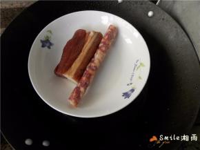 将腊肠、腊肉清洗干净后，放入蒸锅大火蒸10分钟。
