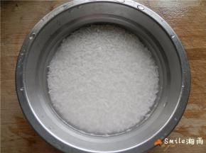 大米提前冷水浸泡2小时。