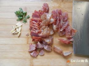 把腊肠、腊肉斜切成片，再切点姜丝、葱末。