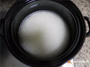 浸泡好的大米，加入半汤匙色拉油拌匀，再加清水到食指第一关节的3/4处 。