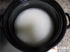 浸泡好的大米，加入半汤匙色拉油拌匀，再加清水到食指第一关节的3/4处 。