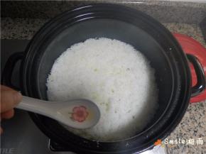 在米饭水份快干时，关火。在米饭上用筷子插4个小洞，分别往小洞里倒入少许植物油，然后再沿着锅边倒一圈植物油（若不倒油，米饭易糊底，油也不可太多，太多会腻）。