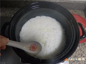在米饭水份快干时，关火。在米饭上用筷子插4个小洞，分别往小洞里倒入少许植物油，然后再沿着锅边倒一圈植物油（若不倒油，米饭易糊底，油也不可太多，太多会腻）。