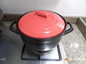 盖上盖子，再小火煮5分钟后关火，不开盖，利用砂锅的余热继续盖着盖子焖15分钟至熟透。