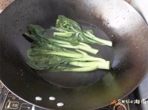 调味汁：1汤匙蚝油、1汤匙凉开水、2汤匙生抽、0.5汤匙白糖、0.5汤匙香麻油搅拌均匀。