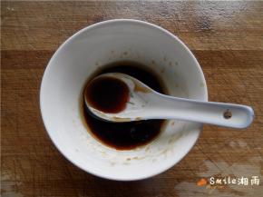 调味汁：1汤匙蚝油、1汤匙凉开水、2汤匙生抽、0.5汤匙白糖、0.5汤匙香麻油搅拌均匀。