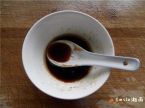 调味汁：1汤匙蚝油、1汤匙凉开水、2汤匙生抽、0.5汤匙白糖、0.5汤匙香麻油搅拌均匀。
