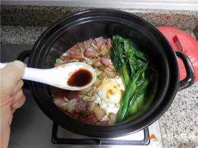 撒小葱末，浇上调味汁，拌匀即可食用。