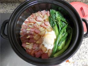 焖好的米饭开盖，排入菜心，大火煮一下（不到1分钟），关火。