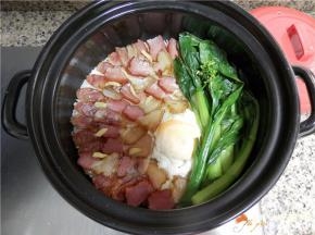 焖好的米饭开盖，排入菜心，大火煮一下（不到1分钟），关火。