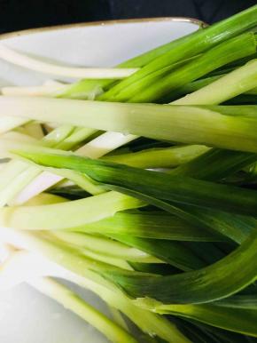 青蒜摘洗干净备用