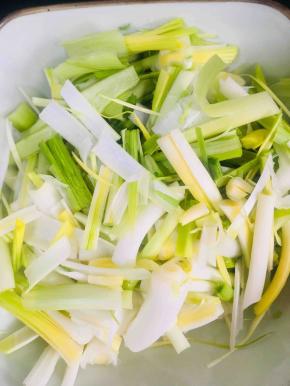 青蒜蒜白和蒜叶分开切，都切成小段，这是蒜白