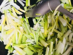 放入蒜白翻炒片刻