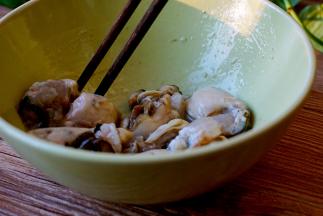 生蚝去壳，加入几滴食用油，用筷子顺一个方向轻轻转动，去掉生蚝的碎壳，再冲洗干净