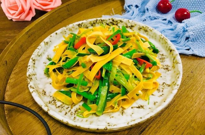 青蒜炒豆腐皮