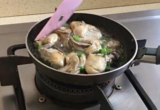 一面煎至微黄，轻轻地翻面