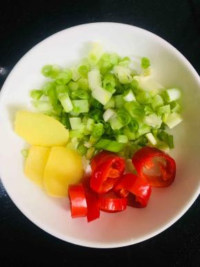 葱切葱花，姜切片，美人椒切成小段备用