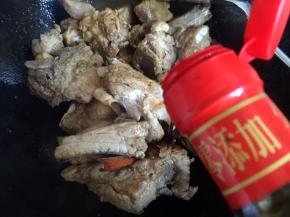 倒入老抽翻炒均匀