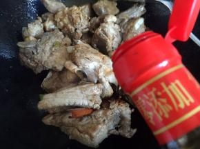 倒入老抽翻炒均匀