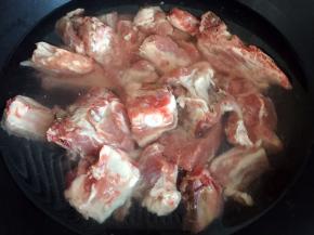 排骨凉水下锅，焯去血沫