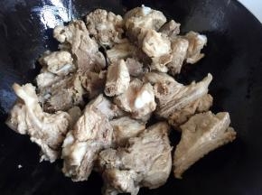 锅内放油烧热，放入排骨翻炒片刻