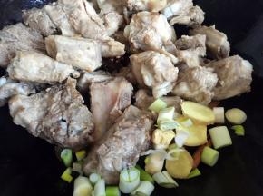 放入配料翻炒