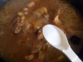 大火烧开后转中火炖约半小时，当排骨约8成熟时放盐调味