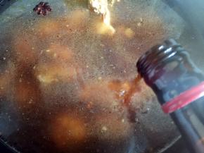 添水没过排骨，倒入料酒