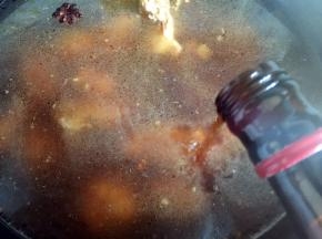 添水没过排骨，倒入料酒