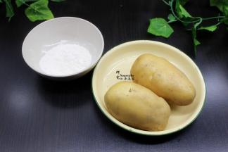 准备食材：土豆、粘米粉、白砂糖、沙拉酱等；