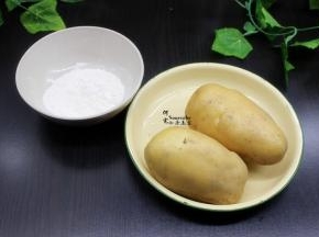 准备食材：土豆、粘米粉、白砂糖、沙拉酱等；
