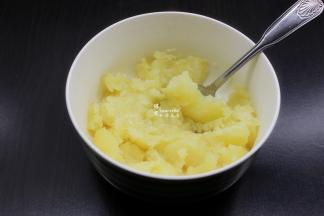 土豆去皮蒸熟，捣碎；